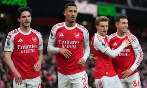 Para pemain Arsenal, Declan Rice, William Saliba, Martin Odegaard, dan Martin Zubimendi merayakan gol dalam pertandingan Liga Inggris melawan Brighton & Hove Albion di Emirates Stadium, Sabtu (27/12/2025). (AP Photo/Kirsty Wigglesworth)