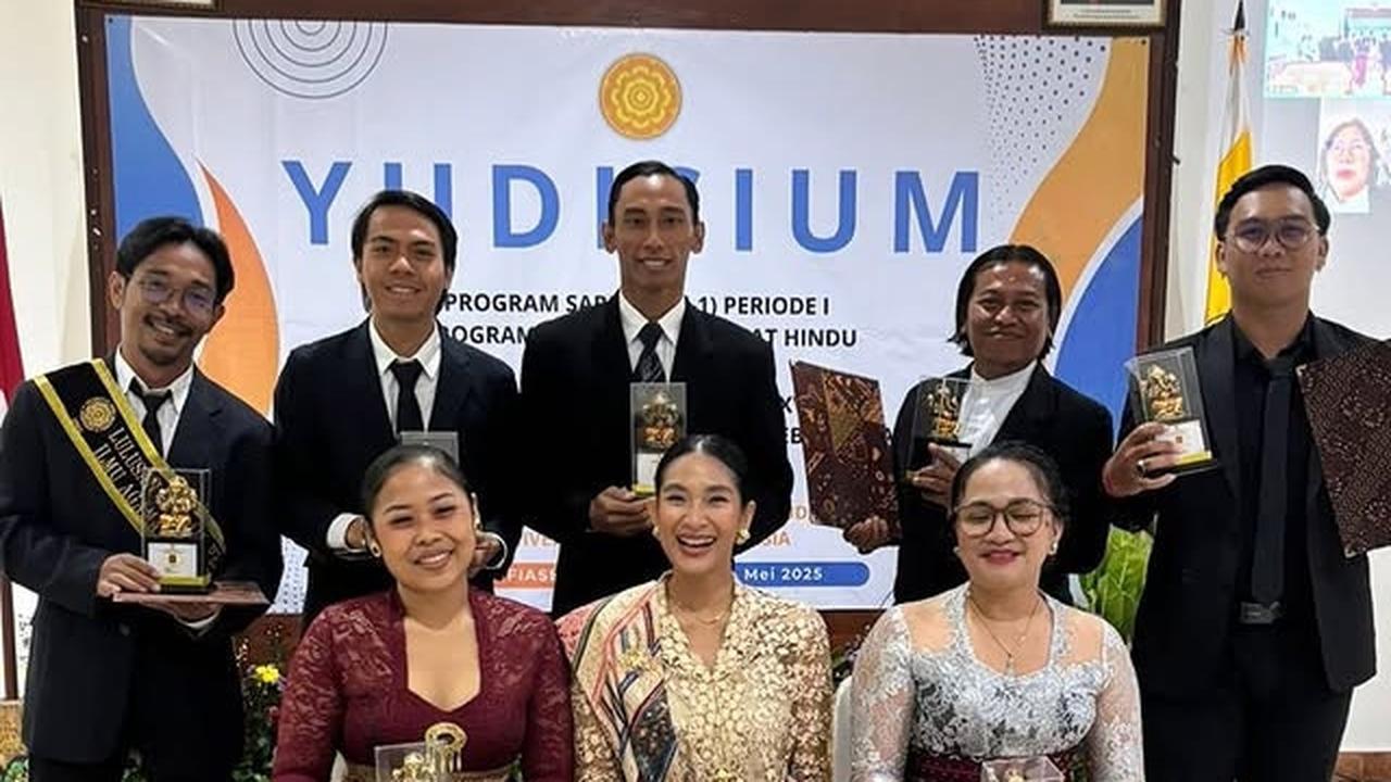 Potret Happy Salma Lulus S-1 Filsafat Hindu di Usia 45 Tahun, Tampil Cantik Kala Yudisium di Bali