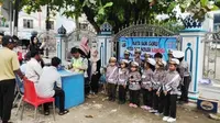 Aksi Polantas cilik mewarnai Operasi Zebra 2018 yang digelar di kawasan Lhoksukon, Aceh. (Liputan6.com/ Rino Abonita)