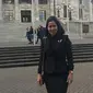 Venna Melinda pose sejenak di depan Gedung Parlemen Selandia Baru di Welington. (Dok. Pribadi)