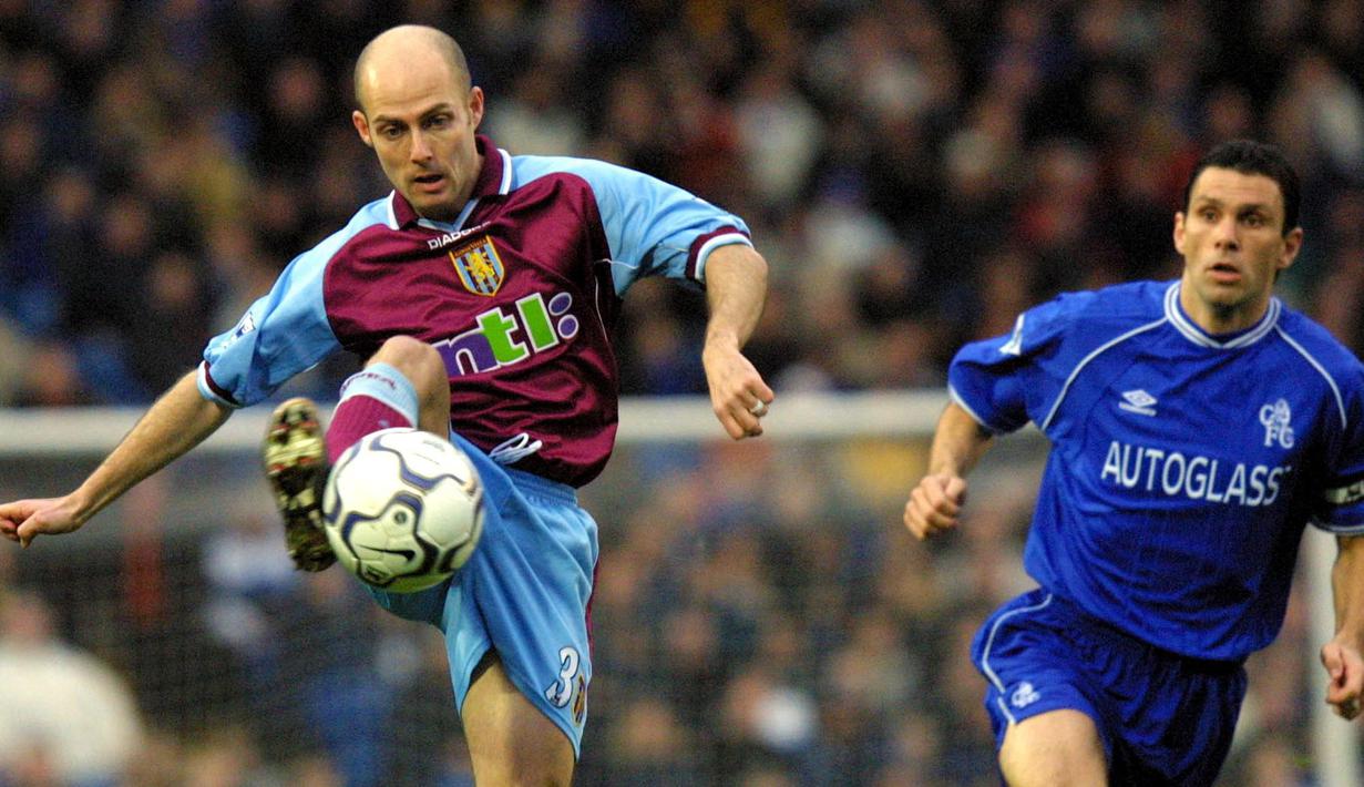 <p>Alan Wright. Mantan bek Aston Villa pernah mengalami cedera lutut usai mencobakan pedal gas mobil Ferarri yang baru dibelinya. Usai kejadian lucu tersebut pemain berkepala plontos tersebut mengganti mobilnya menjadi Rover 146. (AFP/Odd Andersen)</p>