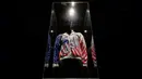 Jaket Reebok "Dream Team" Olimpiade Musim Panas Michael Jordan 1992 ditampilkan selama pratinjau lelang memorabilia olahraga Sotheby di New York City pada 23 Juni 2023. (ANGELA WEISS / AFP)