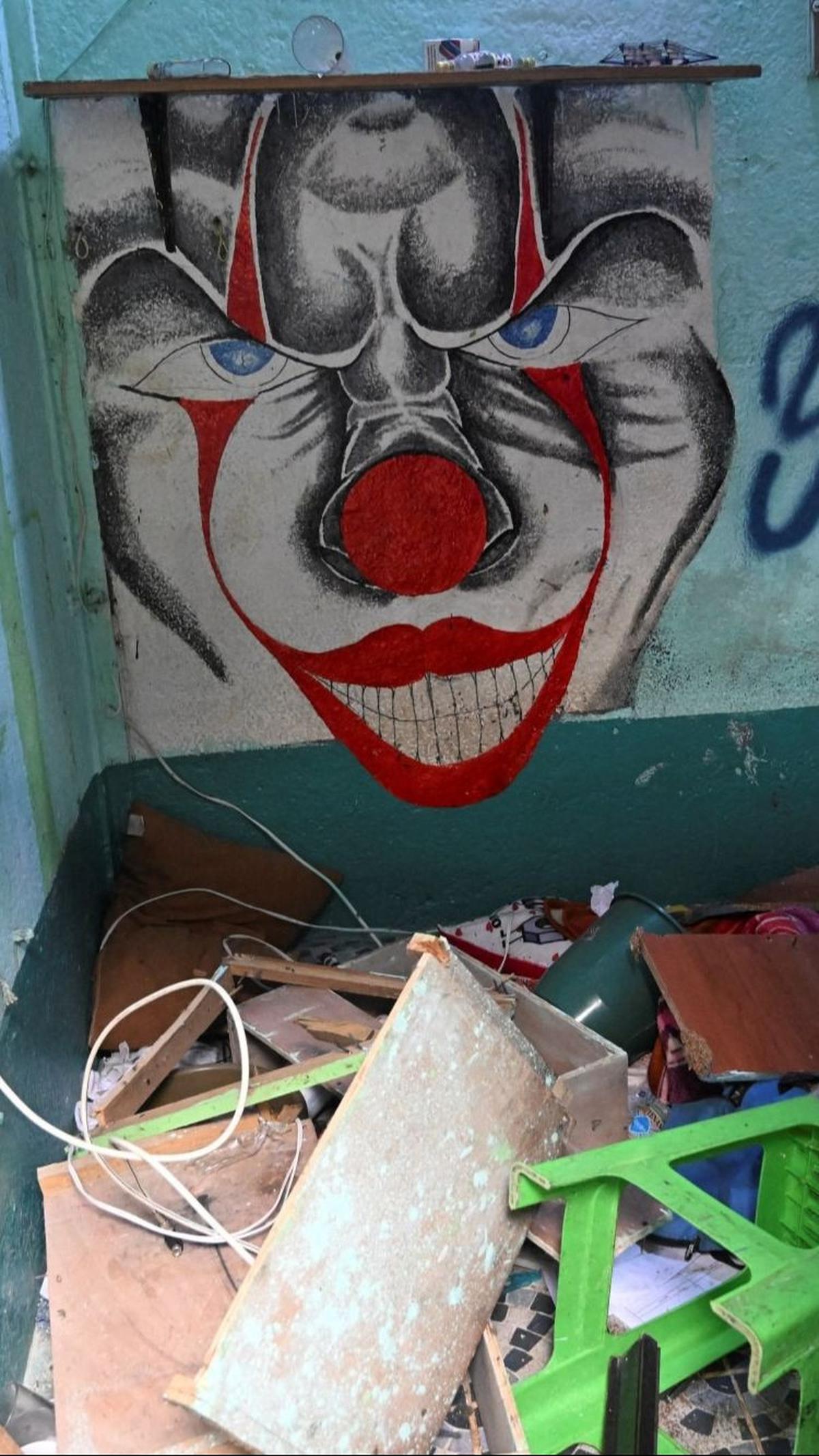 Berikut penampakan hewan liar dan buas yang ditemukan polisi di dalam sel Geng Barrio 18 di penjara tersebut:<br>Foto: JOHAN ORDONEZ / AFP