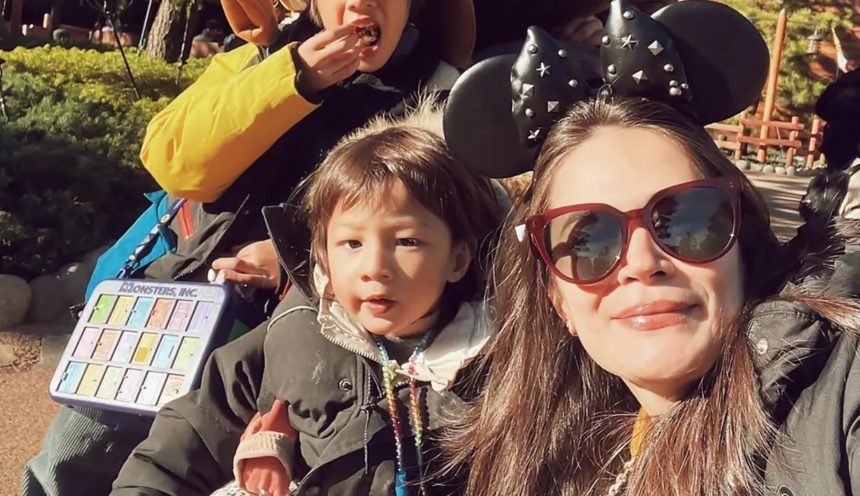 <p>Dalam liburannya ini Ringgo Agus Ramhan dan Sabai Morscheck seru berfoto bersama di dekat Gunung Fuji. Sebuah gunung ikonik di Negeri Sakura yang diselimuti salju pada puncaknya. Selain itu Tokyo Disneyland tentu menjadi salah destinasi wajib yang banyak dikunjungi seleb saat di Jepang. (Liputan6.com/IG/@ringgoagus)</p>