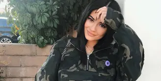 Kylie Jenner sepertinya tengah gemar memamerkan wajah anaknya, Stormi Webster. (instagram/kyliejenner)