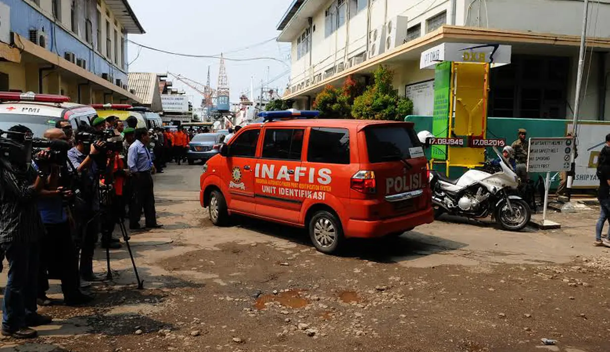 Tim identifikasi dari Puslabfor Polri tampak melintas usai melakukan penyelidikan (Liputan6.com/Andrian M Tunay)