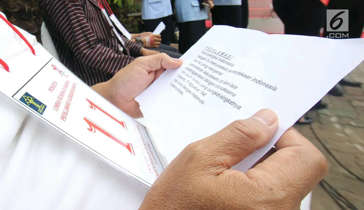 Peserta bersiap mengikuti lomba membaca naskah Proklamasi Kemerdekaan Republik Indonesia saat mengikuti lomba di Kementerian Hukum dan HAM, Jakarta, Senin (14/8). (Liputan6.com/Helmi Afandi)