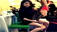 Video wanita cantik memainkan saksofon membuat netizen kagum.