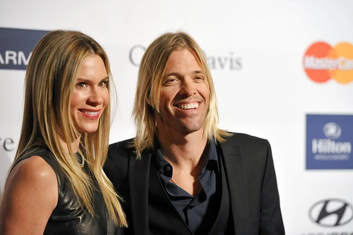 Drummer Foo Fighters Taylor Hawkins (kanan) bersama istrinya, Alison Hawkins. (John Shearer/Invision/AP, File)