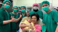 Viral, Nenek 62 Tahun Lahirkan Bayi Secara Normal