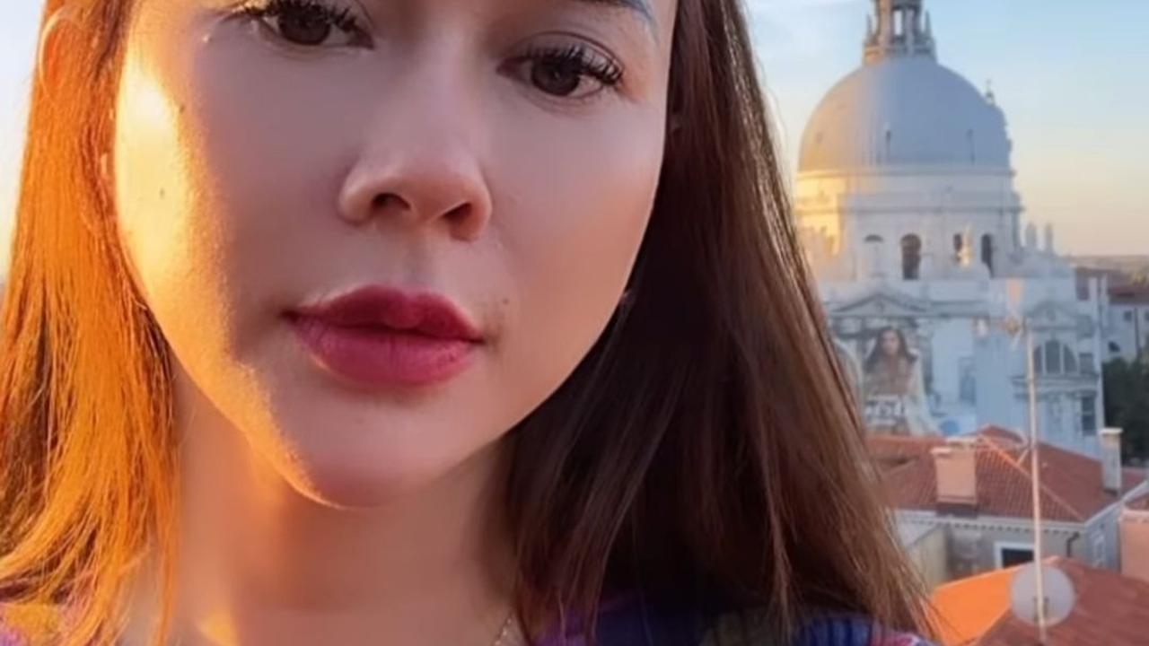 Potret Keseruan Aura Kasih Jalan-jalan di Venesia Italia, Penampilannya Curi Perhatian