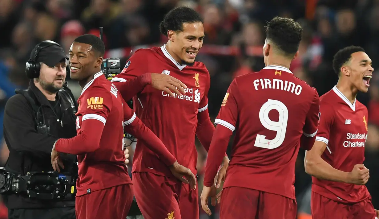 Bek Liverpool, Virgil Van Dijk (kedua kiri) berselebrasi bersama rekan-rekannya usai pertandingan melawan Everton di Piala FA di Anfield, Inggris (5/1).  Liverpool menang 2-1 atas Everton. (AFP Photo/Paul Ellis)