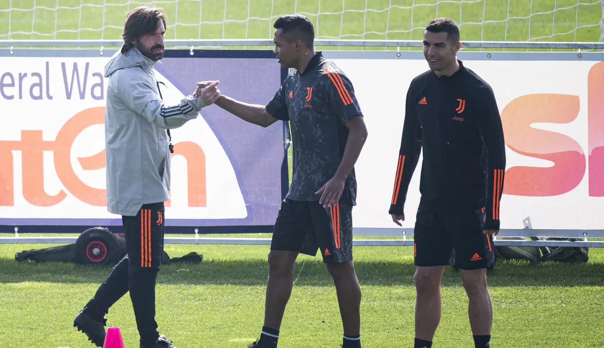 Pelatih Juventus Andrea Pirlo (kiri), bek Alex Sandro (tengah) dan penyerang Juventus Cristiano Ronaldo (kanan) menghadiri sesi latihan di pusat pelatihan Juventus di Turin (8/3/2021). (AFP/MARCO BERTORELLO)