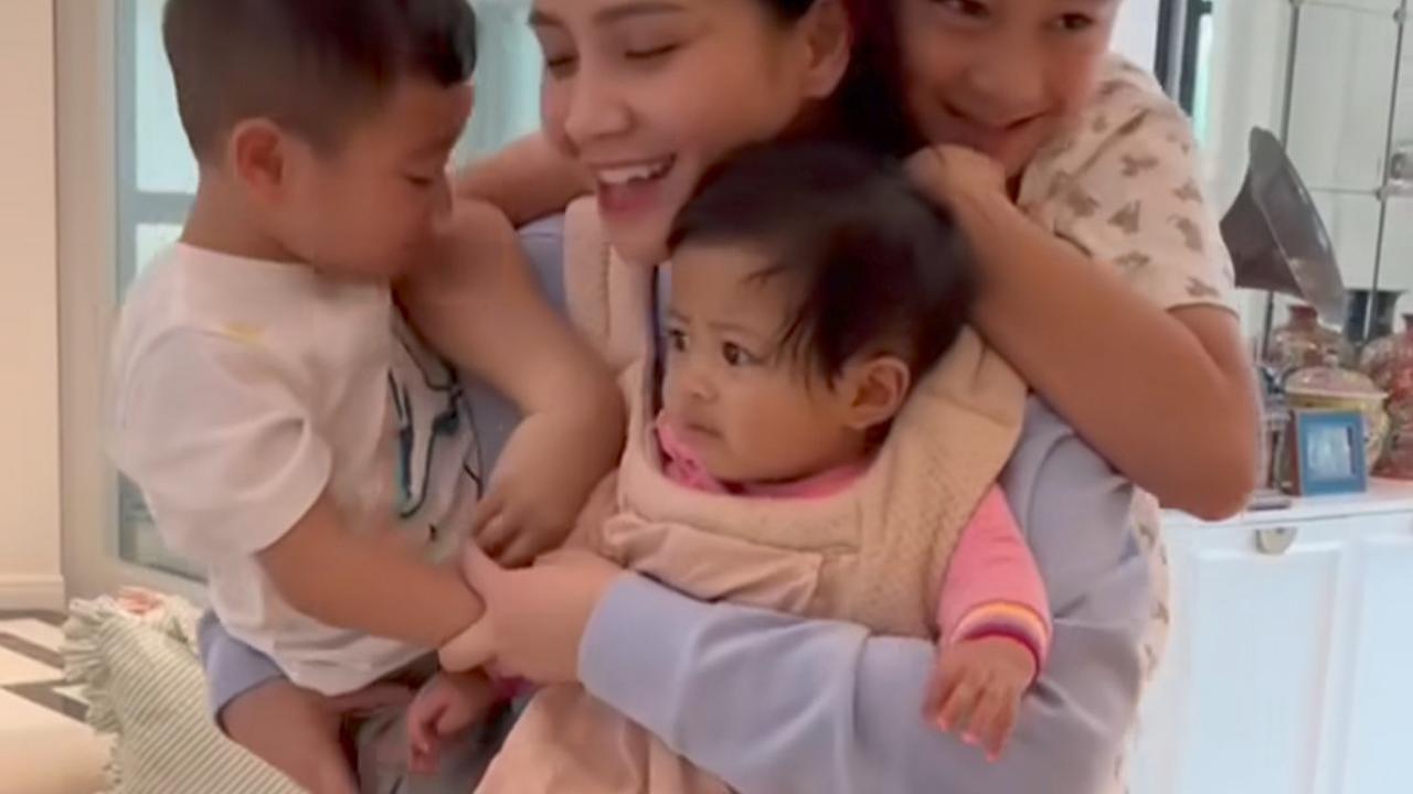 Potret Nagita Slavina Gendong Ketiga Buah Hatinya Sekaligus, Ekspresi Wajah Baby Lily Bikin Salfok