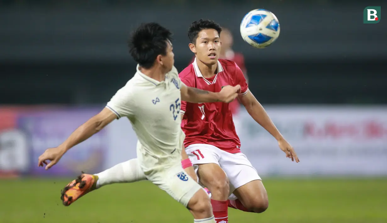 <p>Pemain Timnas Indonesia U-19, Ferdiansyah Cecep Surya&nbsp;berebut bola&nbsp;dengan pemain Timnas Thailand U-19, Phon-Ek Maneekorn dalam pertandingan babak penyisihan Grup A Piala AFF U-19 yang berlangsung di Stadion Patriot Candrabhaga, Bekasi, Rabu (6/7/2022). (Bola.com/Bagaskara Lazuardi)</p>