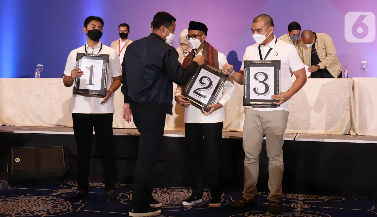 Ketua Umum BPD HIPMI Jaya, Sona Maesana memberi selamat kepada balon ketua umum usai pengambilan nomor urut pada pemilihan BPC Se-DKI Jakarta Raya periode 2021-2024 di The Tribrata Darmawangsa Jakarta, Selasa (16/11/2021). (Liputan6.com/HIPMI Jaya)
