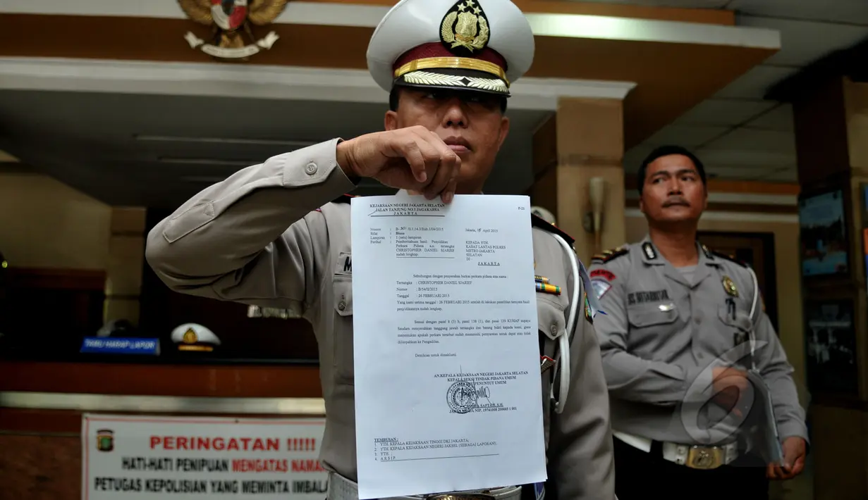 Petugas Polda Metro Jaya menyerahkan tersangka atas nama Christopher Daniel Sjarif berikut barang bukti dan berkas kasus kecelakaan Pondok Indah, Jakarta Selatan ke Kejaksaan Negeri Jakarta Selatan, Kamis (16/4/2014). (Liputan6.com/Johan Tallo)