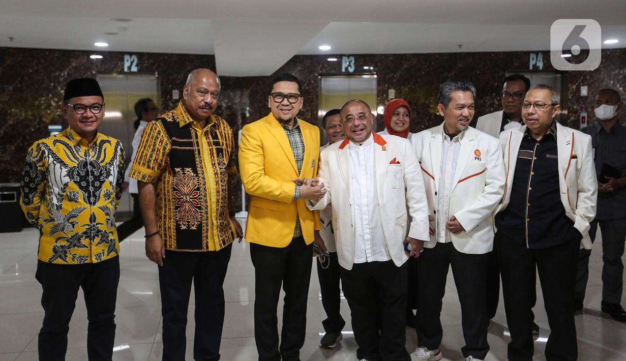 Wakil Ketua Umum Partai Golkar Ahmad Doli Kurnia bersalaman dengan Sekjen Partai Keadilan Sejahtera (PKS) Habib Aboe Bakar Alhabsyi usai pertemuan tertutup di Kantor Partai Golkar, Jakarta, Selasa (7/2/2023). Pertemuan tersebut sebagai ajang silaturahmi dan konsolidasi jelang Pemilu 2024. (Liputan6.com/Johan Tallo)