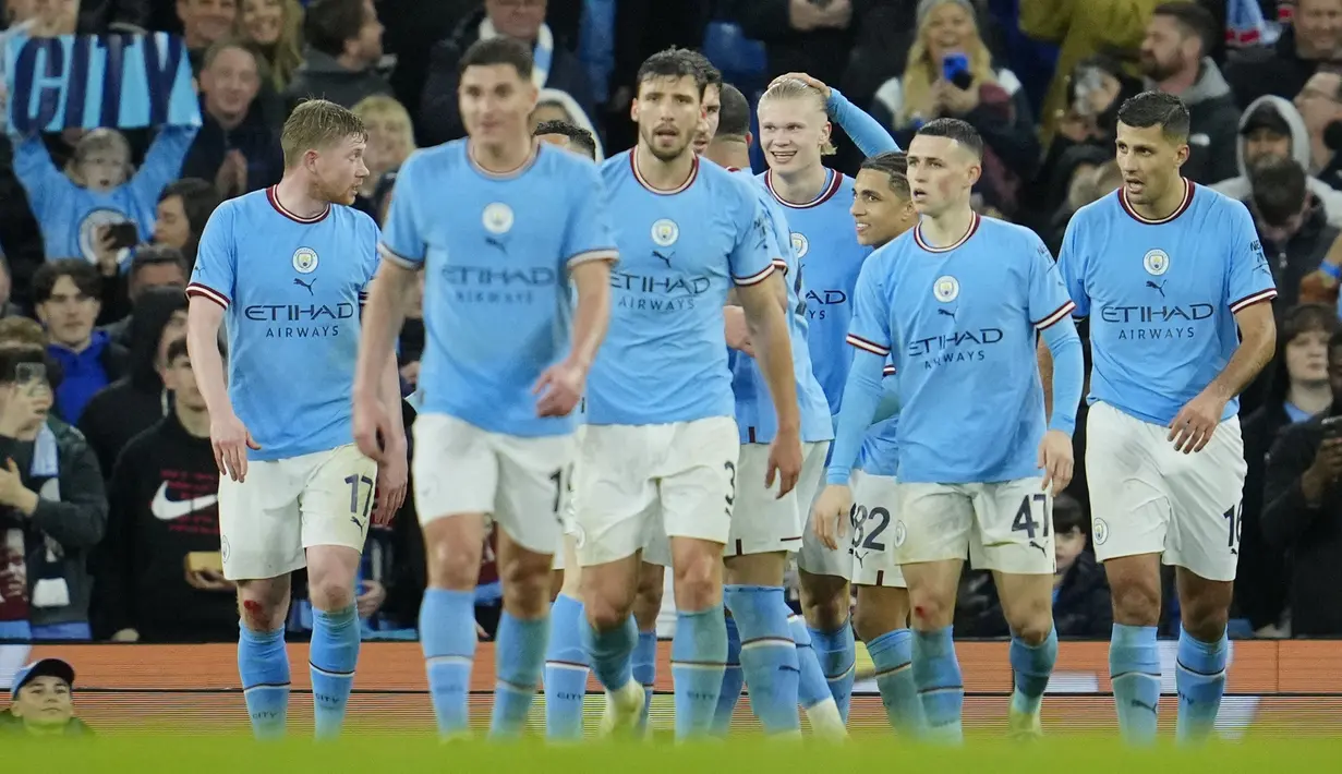 Pemain Manchester City, Erling Haaland melakukan selebrasi bersama rekannya setelah mencetak gol ketiga ke gawang Burnley pada laga perempat final FA Cup 2022/2023 yang berlangsung di Etihad Stadium, Manchester, Minggu (19/03/2023) WIB. Haaland sukses mencetak hattrick untuk kemenangan 6-0 The Cityzens. (AP Photo/Jon Super)