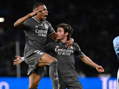 Penyerang Real Madrid, Kylian Mbappe (kiri) merayakan gol saat pertandingan Liga Spanyol melawan RC Celta de Vigo di stadion Balaidos, Vigo, Sabtu 19 Oktober 2024 atau Minggu (20/10/2024) dini hari WIB. (MIGUEL RIOPA/AFP)