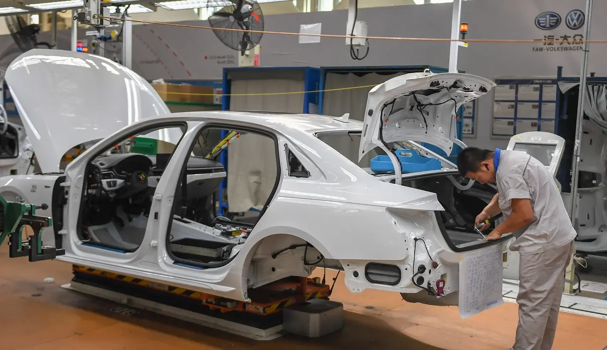 Pekerja merakit mobil di pabrik milik First Automotive Works (FAW) Group Co., Ltd. di Changchun, ibu kota Provinsi Jilin pada 1 September 2020. FAW, produsen otomotif terkemuka di China, menjual 2.656.744 unit kendaraan pada tiga kuartal pertama tahun ini, naik 8 persen secara tahunan (year on year)