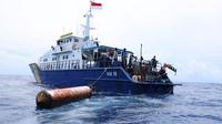 Kapal Pengawas Perikanan (KP) Hiu 15 menertibkan 4 alat bantu penangkapan ikan rumpon ilegal milik nelayan Filipina di perairan Sulawesi Utara. (Dok KKP)
