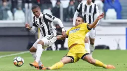 Gelandang Juventus, Douglas Costa, berebut bola dengan pemain Udinese, Ali Adnan, pada laga Serie A di Stadion Allianz, Minggu (11/3/2018). Juventus menang 2-0 atas Udinese. (AP/Alessandro di Marco)