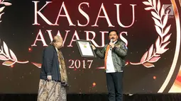 Kepala Staf TNI Angkatan Udara (Kasau) Marsekal TNI Hadi Tjahjanto (kanan) menerima Piagam Penghargaan MURI dari Jaya Suprana pada malam Anugerah Jurnalistik KASAU Awards 2017 di Jakarta, Sabtu (25/11). (Liputan6.com/Angga Yuniar)