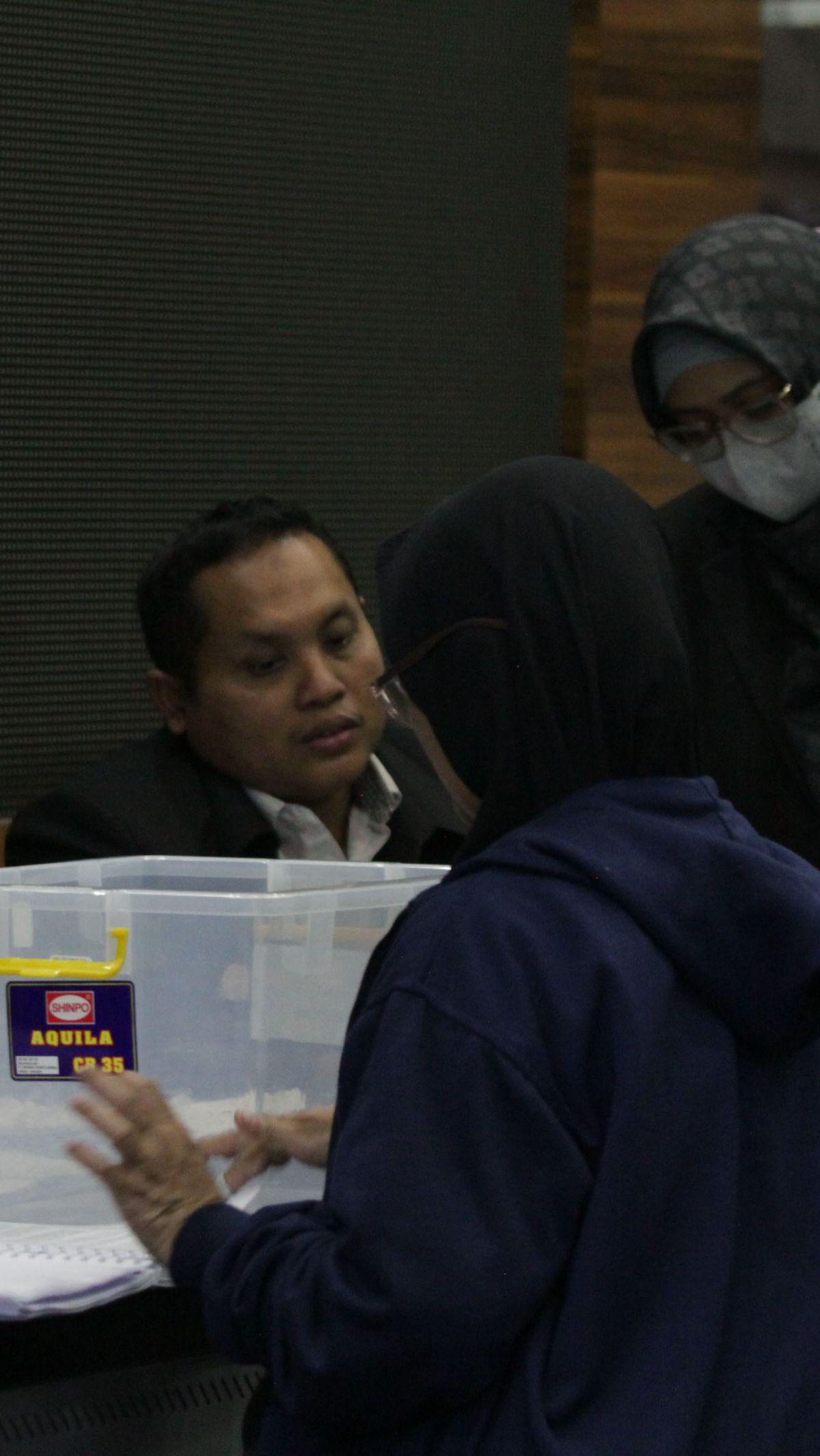Tim hukum TPN Ganjar-Mahfud juga meminta ada pemungutan suara ulang di seluruh TPS dan meminta KPU membatalkan penetapan yang menyatakan Prabowo-Gibran meraih suara tertinggi.&nbsp;Merdeka.com/Imam Buhori<br>
