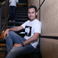 Arifin Putra turut membintangi sebuah film yang diadaptasi dari novel laris karya Tere Liye berjudul Rembulan Tenggelam di Wajahmu. (Nurwahyunan/Bintang.com)