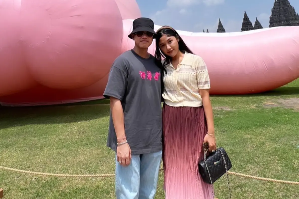 Gaya Kasual Feminin Erina Gudono Sambangi KAWS: Holiday di Candi Prambanan, Harga Sandal dan Tasnya Bisa Buat DP Rumah