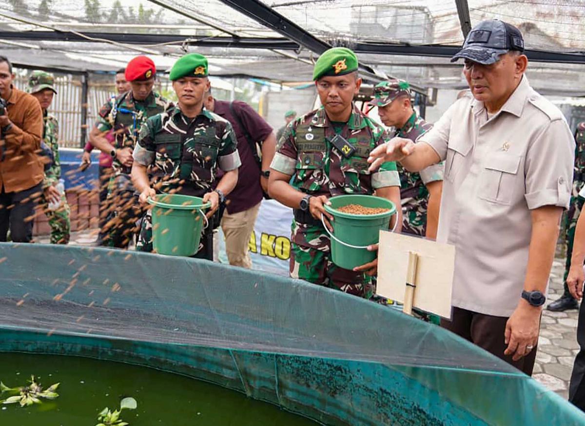 FOTO: Menhan Sjafrie Tinjau Yonif TP 843, Perkuat Sinergi Pertahanan, Kesehatan, dan Ketahanan Pangan