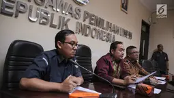Anggota Bawaslu Muchamad Afifudin memberi keterangan pers di kantor Bawaslu, Jakarta, Selasa (17/10). Menurut Afif, waktu pembukaan pendaftaran yang tidak dibuka tepat pada waktunya menjadi temuan yang didapati pihaknya. (Liputan6.com/Faizal Fanani)