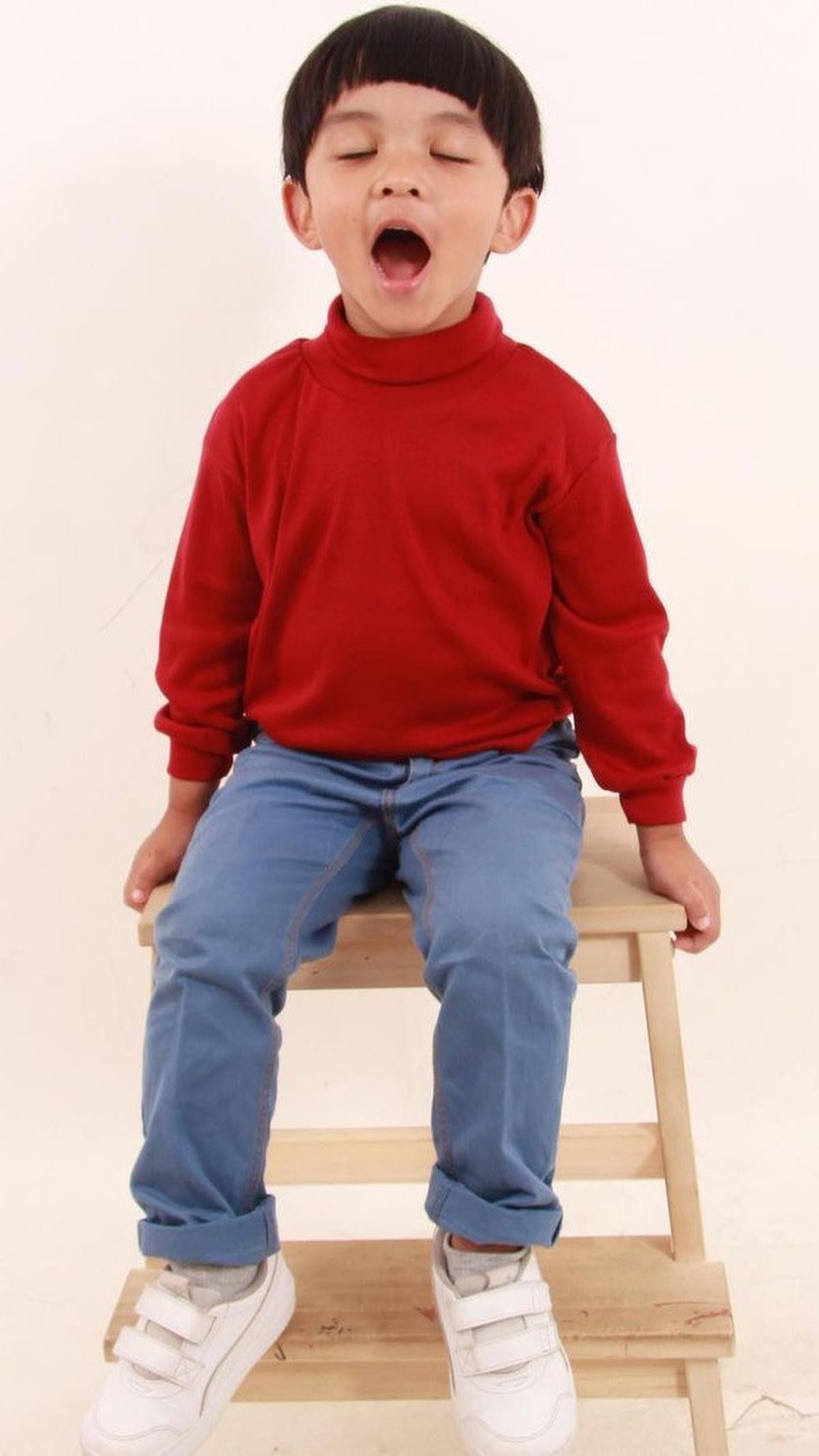 Artis cilik ini jago berpose. Ini pose Farrell Rafisqy yang menguap dan menutup mata. Posenya begitu gemas.