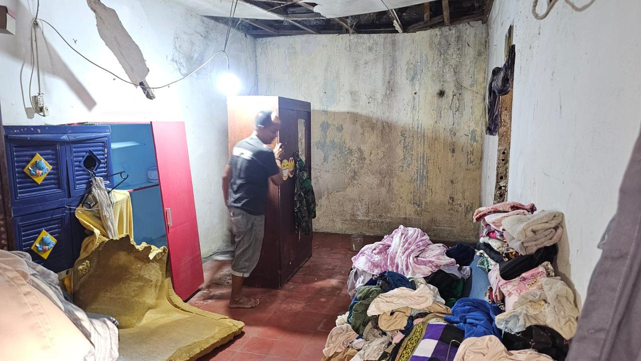 warga depok tinggal di rumah rawan ambruk