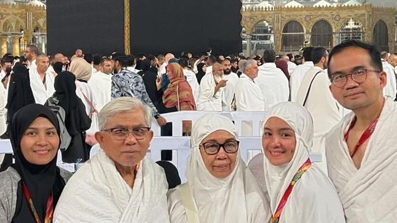 Umroh Perdana Intan Nuraini