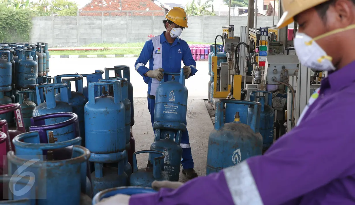Petugas merapikan tabung gas di Terminal pengisian Gas Pertamina, Jakarta, Selasa (5/1/2016). PT Pertamina (Persero) menurunkan harga elpiji 12 kilogram (kg) dari Rp 134.600 menjadi Rp 129.000 per tabung. (Liputan6.com/Angga Yuniar)
