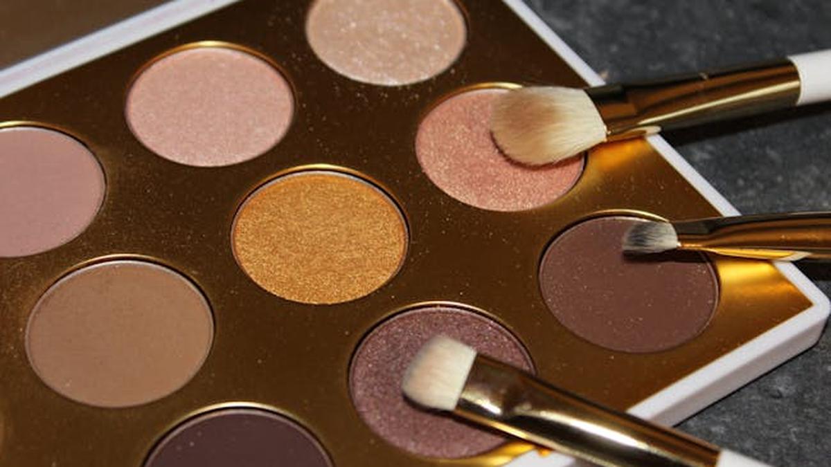 Tren Bebot Makeup Comeback, Look Glam ala Y2K yang Membuatmu Makin Percaya Diri