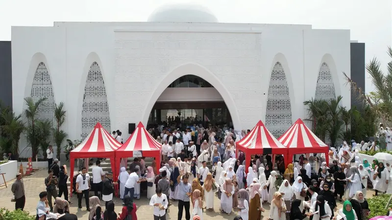 Situasi 1.000 lebih jamaah menghadiri "Seremonial Serah Terima Pengelolaan dan Peresmian Masjid Raya Al Azhar Podomoro Park"