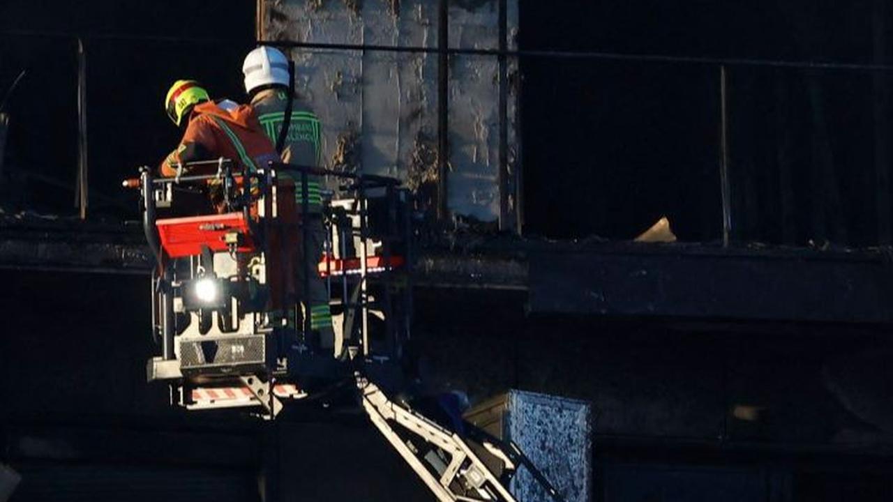 Petugas pemadam saat berjibaku menjinakkan titik api pada gedung apartemen yang terbakar hebat di Valencia, Spanyol, Kamis (22/2/2024).&nbsp;Jose Jordan/AFP