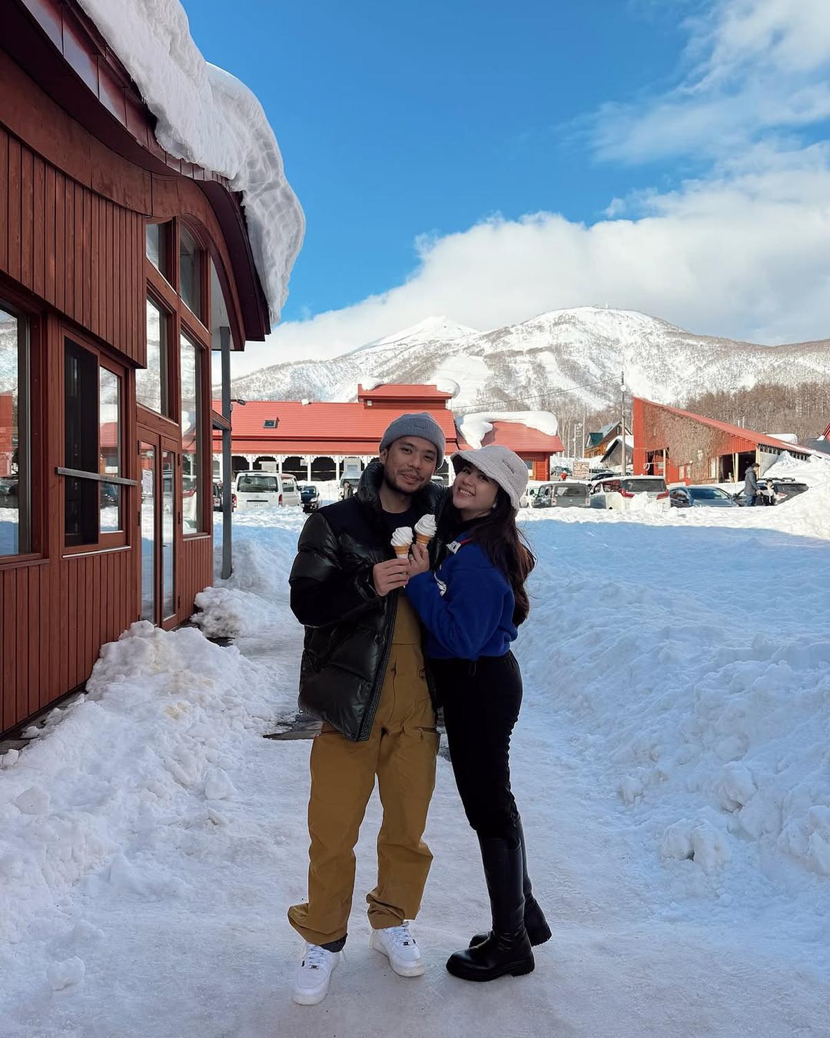 Potret Jessica Mila Menikmati Salju Bertiga Bersama Kyarra dan Yakup Hasibuan di Niseko, Jepang