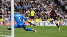 Pemain Manchester City, Kevin De Bruyne (kanan), berusaha mencetak gol ke gawang Real Madrid yang dijaga oleh Thibaut Courtois dalam pertandingan leg pertama Liga Champions 2022/2023 yang berlangsung di Santiago Bernabeu stadium, Rabu (10/5/2023) dini hari WIB. (AP Photo/Manu Fernandez)