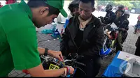 Petugas memberikan nomor sebagai tanda peserta Mudik Gratis Sepeda Motor dengan Kapal laut digelar oleh Kementerian Perhubungan, Tanjung Priok, Jakarta Utara, Kamis (24/7) (Liputan6.com/Faizal Fanani)