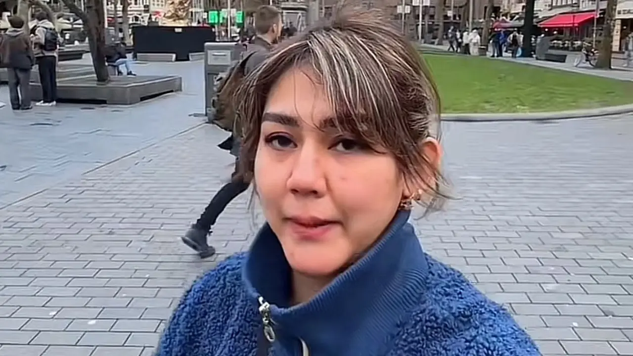 Sissy Prescillia sedang berada di Belanda dan memberi tahu soal gaya hidup masyarakat lokal di sana yang terbiasa menggunakan sepeda