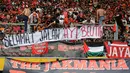 Sebagai tanda ikut berduka atas meninggalnya salah satu pentolan suporter Persib, Jakmania memasang kain bertuliskan "Selamat Jalan Ayi Beutik" di Stadion GBK, (10/8/2014). (Liputan6.com/Helmi Fithriansyah)