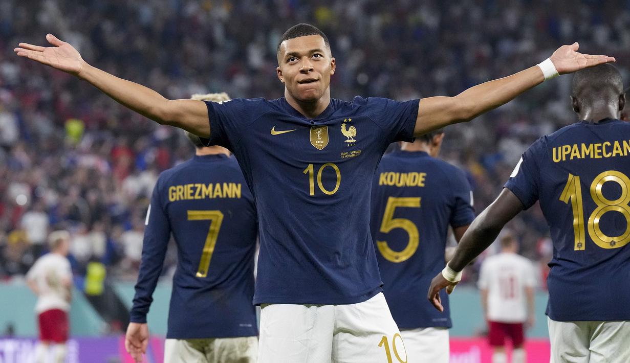 Kylian Mbappe. Striker Timnas Prancis berusia 23 tahun ini mencetak brace di Piala Dunia 2022 pada laga matchday kedua di Grup D menghadapi Denmark (26/11/2022). Pada laga yang dimenangi Prancis 2-1 tersebut, Kylian Mbappe mencetak dua golnya pada menit ke-61 dan 86. Sementara pada matchday pertama menghadapi Australia (22/11/2022) saat Prancis menang 4-1 atas Australia, ia menyumbang 1 gol dan 1 assist, yang membuatnya memimpin daftar top skor sementara dengan raihan 3 gol bersama pemain Ekuador, Enner Valencia. (AP/Martin Meissner)