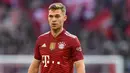 Joshua Kimmich telah menjadi pemain kunci bagi Bayern Munchen sejak tiba pada musim panas 2015. Pemain serbaguna itu telah membuat hampir 300 penampilan dengan mencetak 33 gol dan 77 assist. Ia juga memainkan peran kunci dalam kemenangan treble kontinental pada 2019/20. (AFP/Christof Stache)