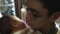 Verrell Bramasta sedang menggendong anak adopsi Venna Melinda. (Instagram - @venna.melinda)