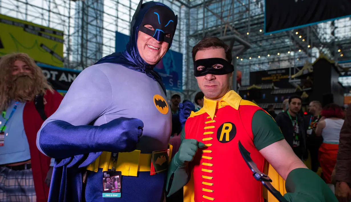 Cosplayer mengenakan kostum Batman dan Robin berpose saat menghadiri New York Comic Con 2019 di Jacob K. Javits Convention Center, Kamis (3/10/2019). Comic Con menjadi salah satu gelaran acara yang paling dinanti para pecinta komik maupun film. (Charles Sykes/Invision/AP)