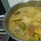 Tanpa Alat Presto, Ini Cara Ungkep Ayam Kampung Agar Tetap Empuk dengan 1 Bahan Dapur (YouTube/NurAin_daily2404)